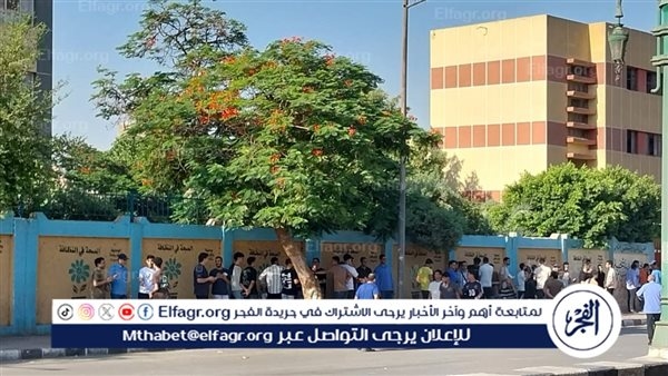 خروج طلاب وطالبات الثانوية العامة بعد أداء امتحان الرياضيات البحتية بأسيوط