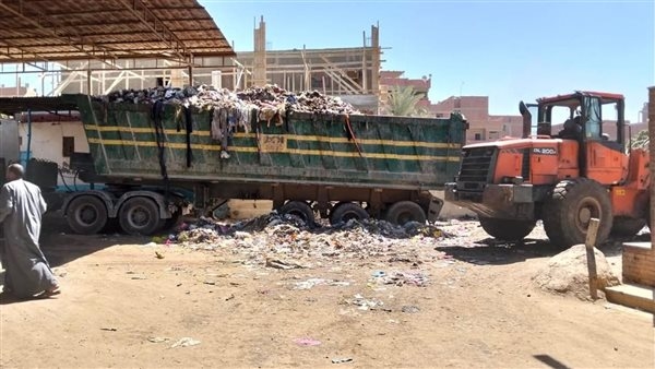 استجابة لـ "الفجر"..محافظة الجيزة ترفع تراكمات المخلفات بمدخل مقابر مدينة الحوامدية
