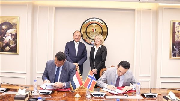وزير قطاع الأعمال وسفيرة النرويج بالقاهرة يشهدان توقيع اتفاق بين "مصر للألومنيوم" وشركة المشروع التابعة ل "سكاتك" المنفذة للمحطة الشمسية لمجمع الألومنيوم بنجع حمادي