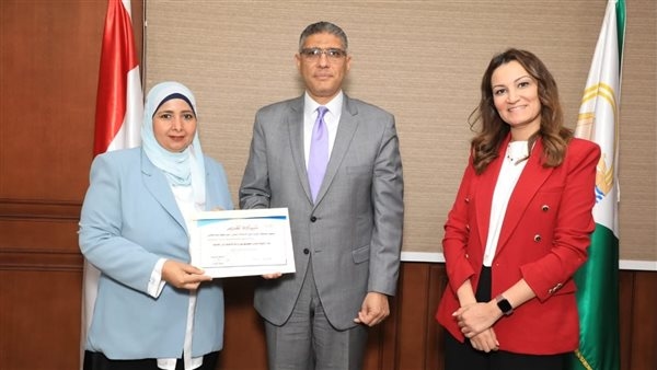 محافظ اجيزة يُكرم 7 من العاملين الحاصلين على درجات علمية عليا تقديرًا لجهودهم وتميّزهم العلمي والوظيفي