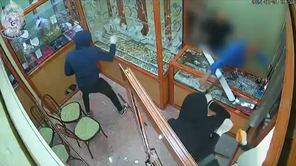 سطو بالحجارة والسيوف على محل بيع مجوهرات بقسنطينة (فيديو)