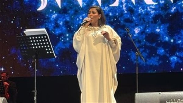 عمرو أديب يدافع عن شيرين بعد فضيحة «البلاي باك»: مطربة جبارة.. وقدمت مليون حفلة عظيمة قبل كدة