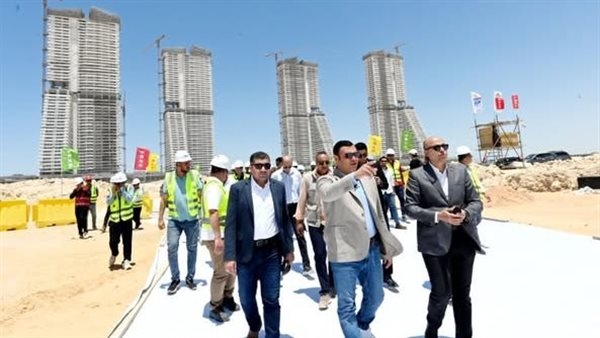 وزير الإسكان يتفقد موقف تنفيذ أبراج "الداون تاون" بمدينة العلمين الجديدة