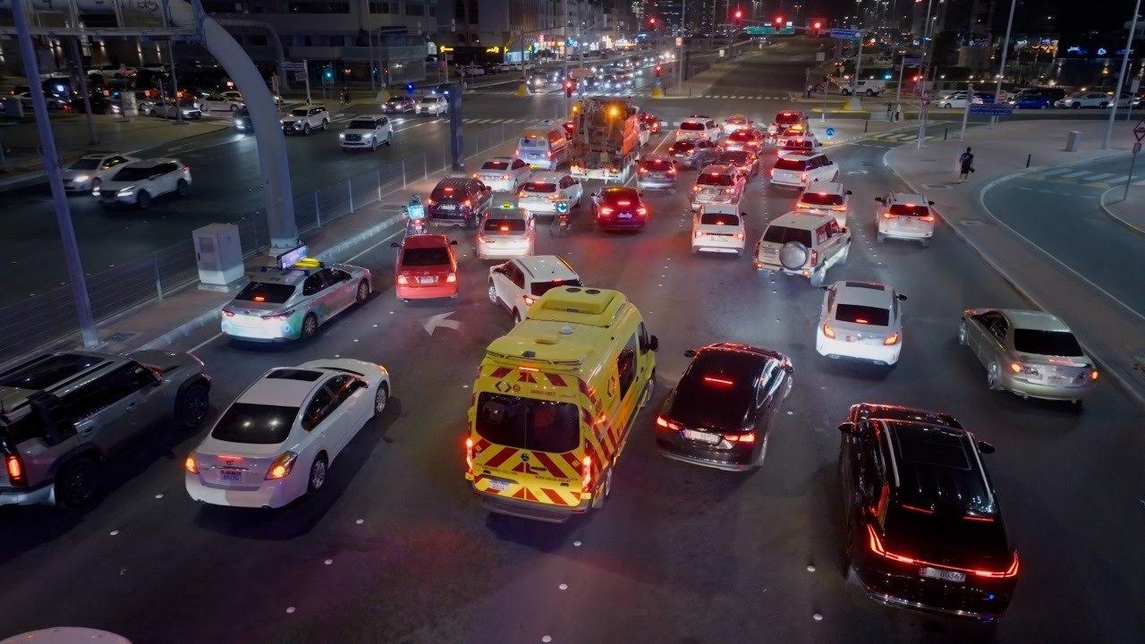 كيف تخلي الطريق لمركبات "الطوارئ" في الازدحام وداخل الدوارات؟