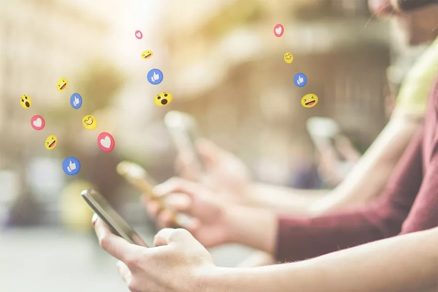 «الإيموجي» تضيف دفئا إلى التواصل مع الآخرين.. كيف ذلك؟