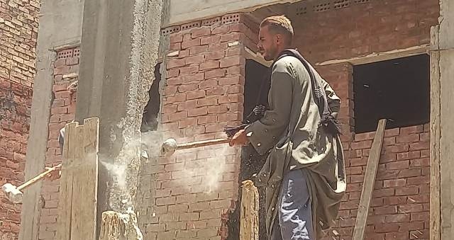 جهاز سوهاج الجديدة ينفذ إزالة فورية لعقار ويحيل المالك للنيابة.. صور