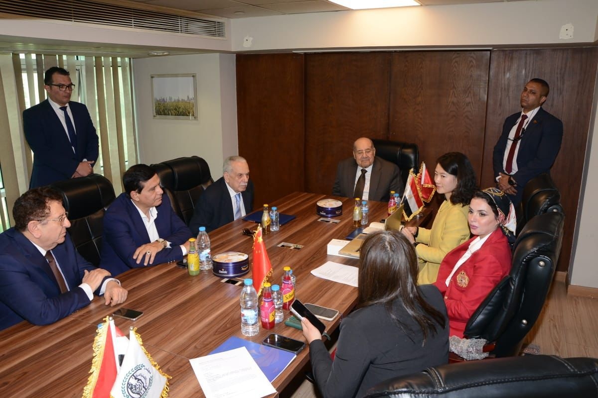 المستشار عبد الوهاب عبد الرازق يشهد توقيع المحكمة العربية للتحكيم بروتوكولًا مع الصين