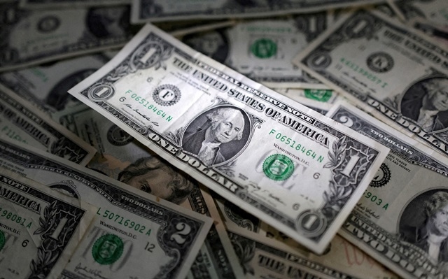 الدولار يهبط قرب أدنى مستوياته منذ فبراير 2022