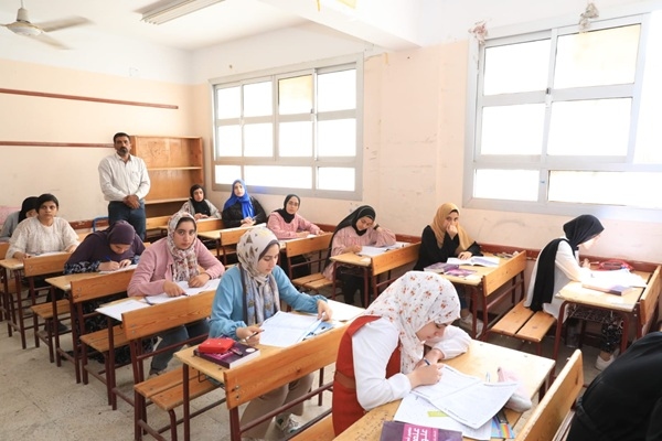 اليوم بالثانوية العامة : أوراق الإجابة قبل الأسئلة بـ10 دقائق
