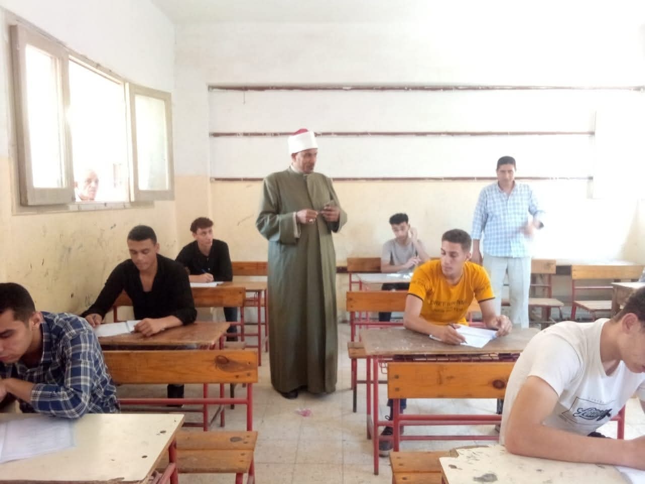 محافظ كفر الشيخ يتابع امتحان اللغة الإنجليزية للثانوية الأزهرية