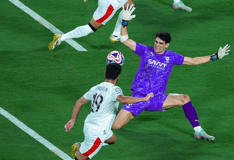 هل يعود لليجا؟.. إشبيلية يطلب ضم ياسين بونو