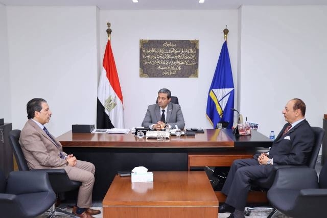 محافظ دمياط يبحث آليات دعم القطاعات الصناعية لتوفير فرص عمل لائقة