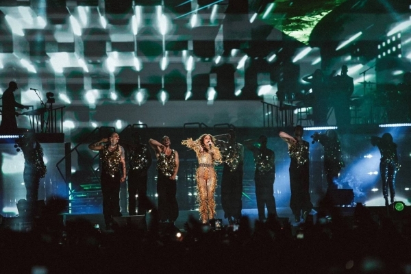 Jennifer Lopez dazzles in Jeddah with a Formula 1 performance
