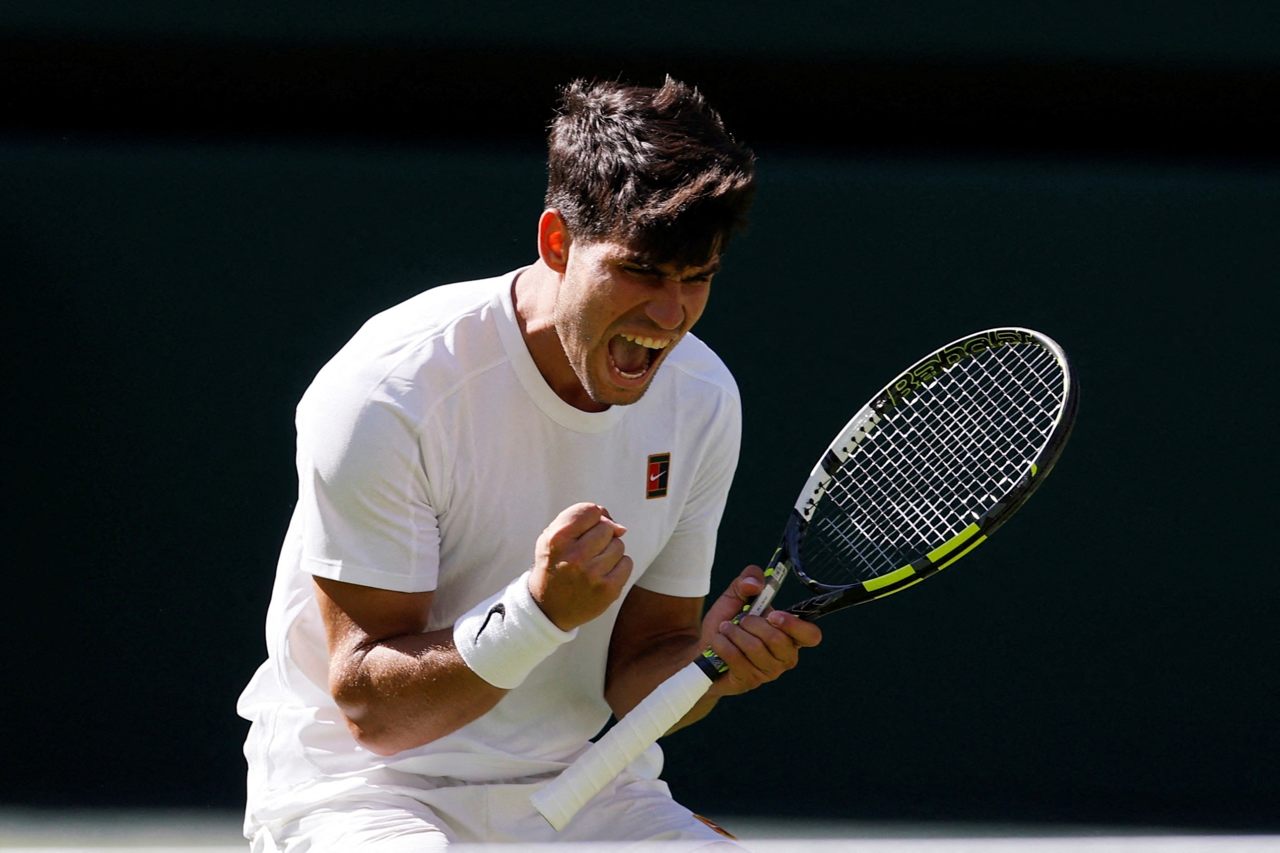 Alcaraz and Sabalenka cruise as Medvedev, Rune crash out