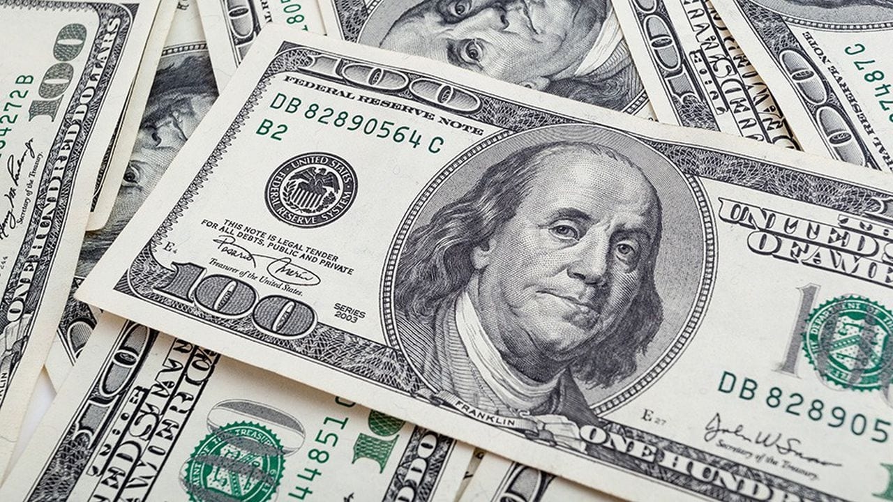 الدولار يتراجع قرب أدنى مستوياته في 4 سنوات