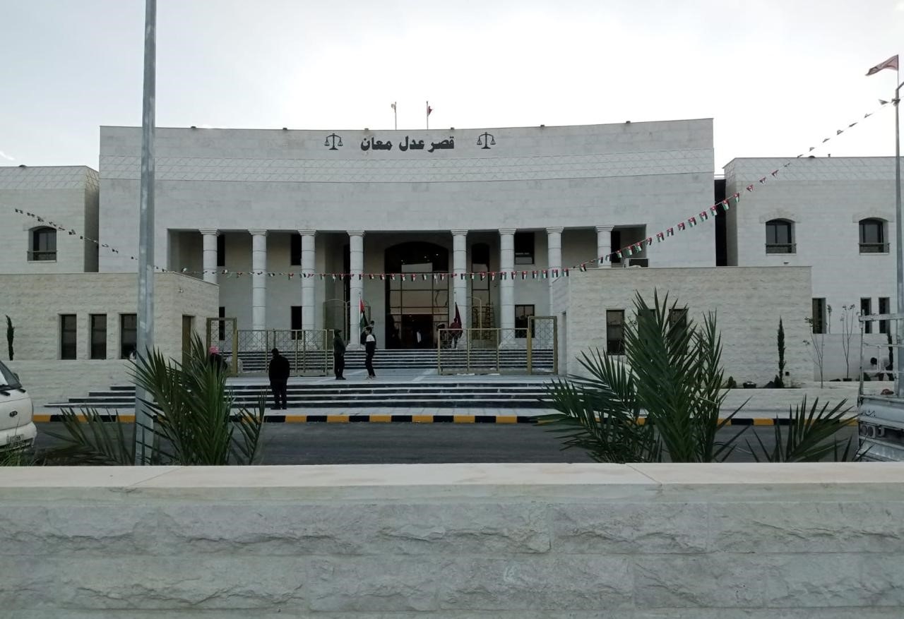 وزير العدل يتفقد سير العمل في قصر عدل معان