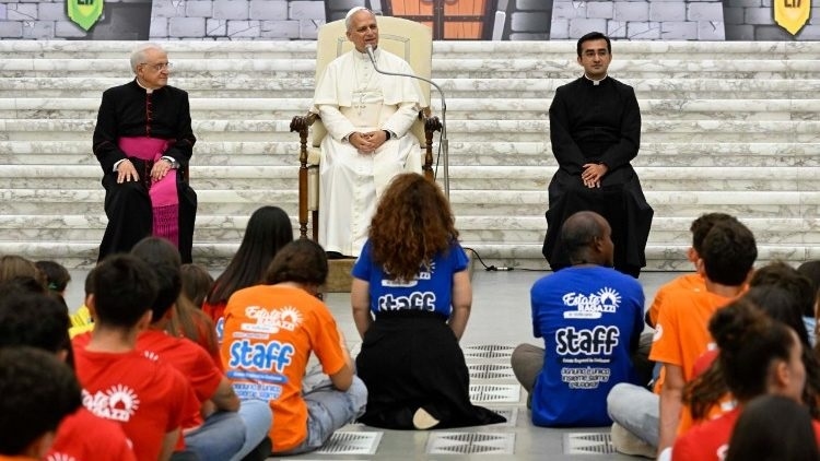 Pope Leo dialogues with children: "Build bridges from an early age"