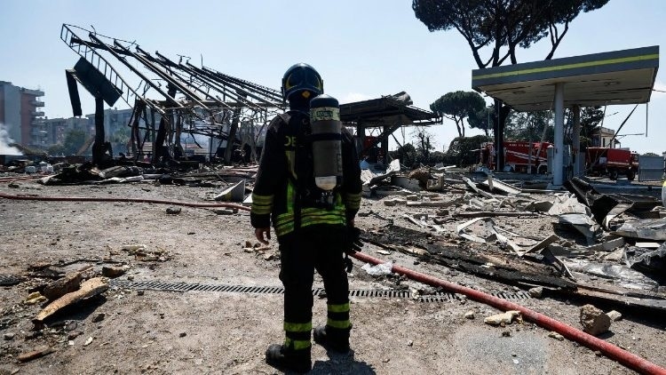 Pope Leo prays for those affected by gas explosion in Rome