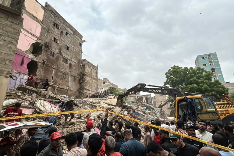 Pakistan building collapse kills 7