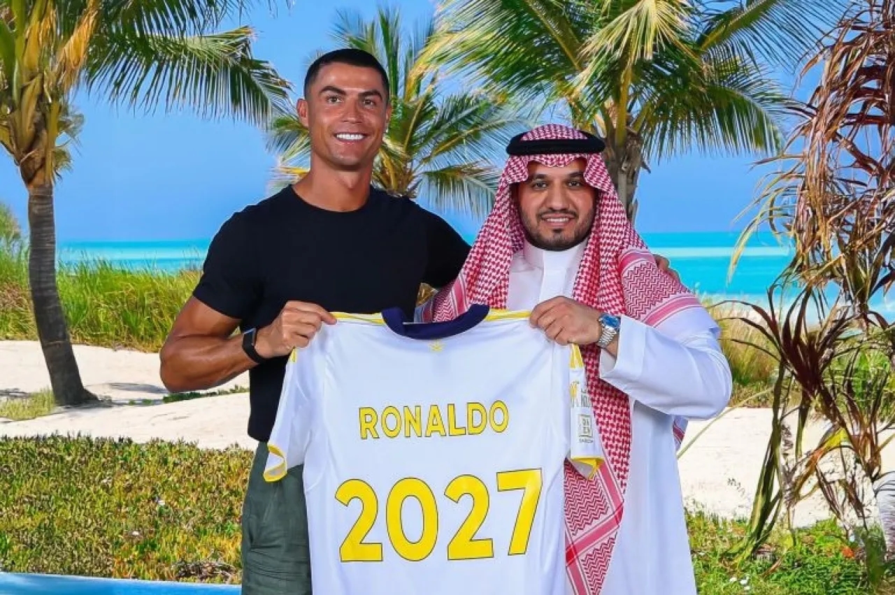 رسميا .. رونالدو يجدد عقده مع النصر السعودي