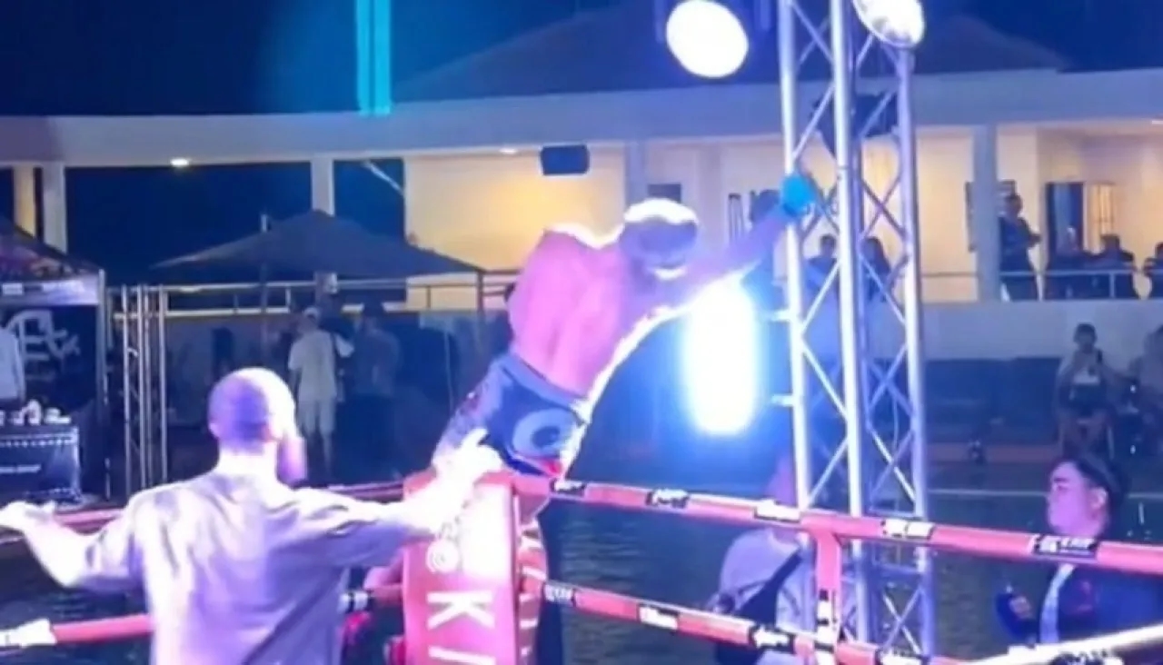 فيديو صادم.. صعقة كهربائية تُسقط ملاكماً بعد فوزه في النزال