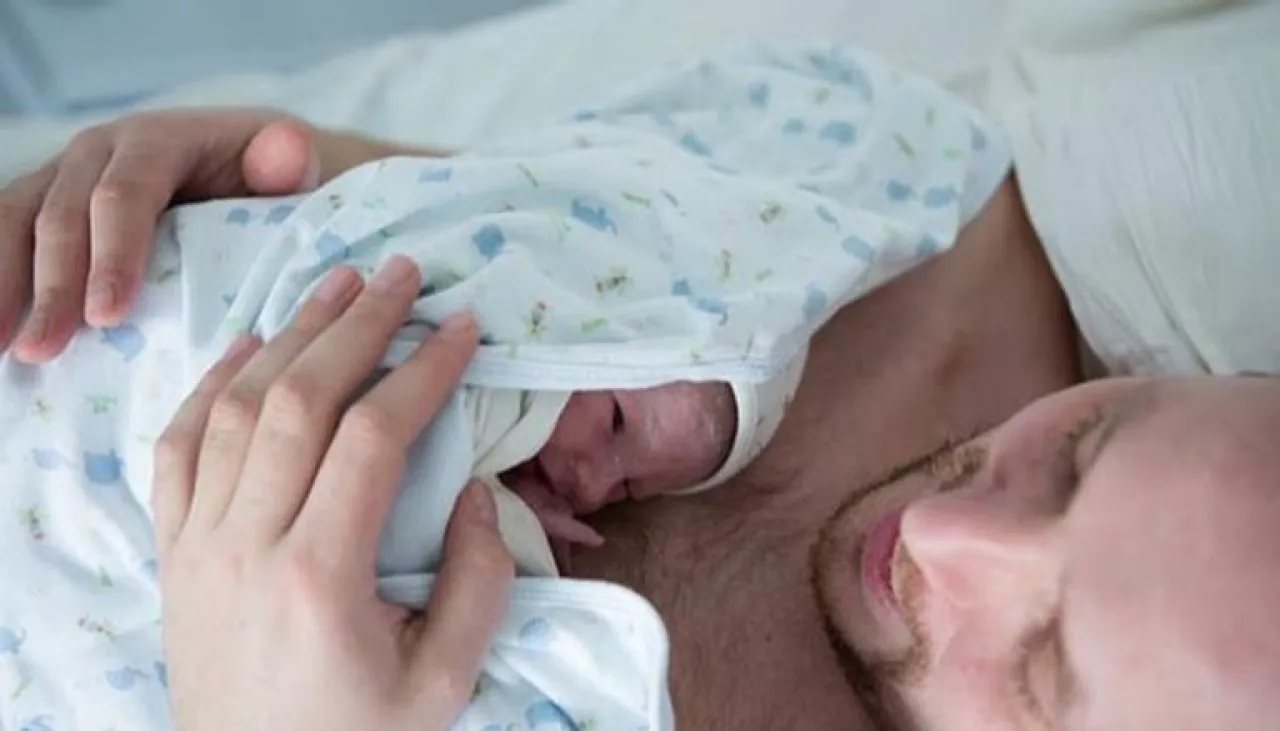 بعد حضن بَريء لوالدها.. رضيعة تتحول جزئيا إلى ذكر