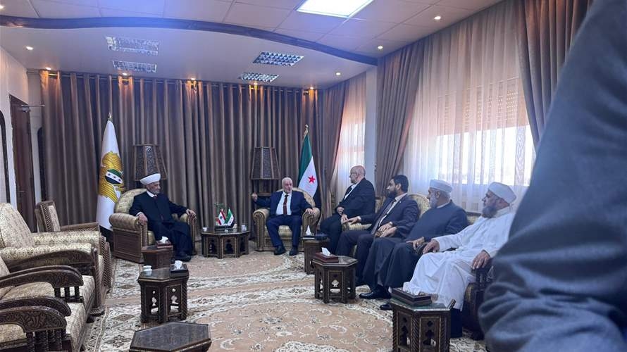 وزير الاوقاف السورية محمد أبو الخير شكري يستقبل المفتي دريان في هذه الاثناء في المحطة الثالثة وما قبل الاخيرة التي ستكون في قصر الشعب