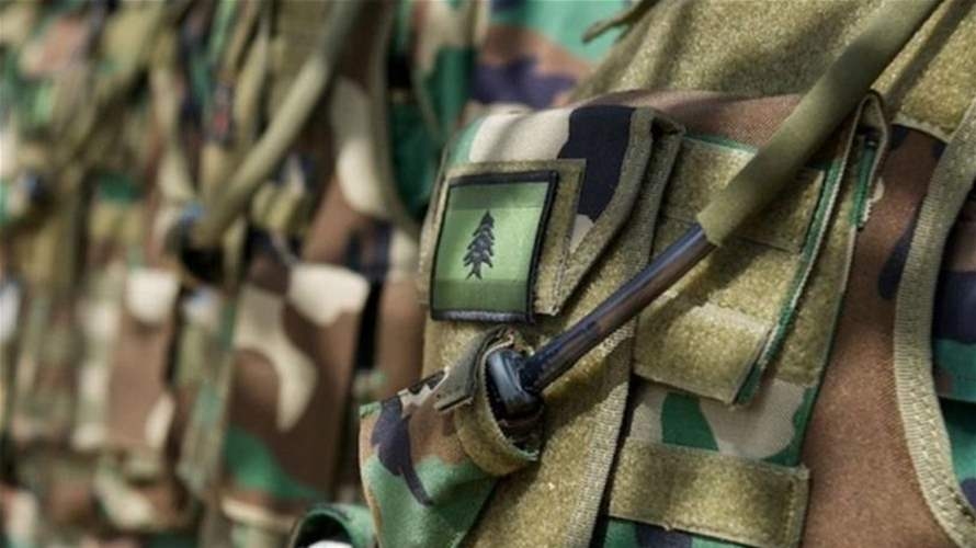 الجيش: عمليات دهم وتوقيف ٢٢ شخصًا وضبط كمية من الأسلحة والذخائر الحربية