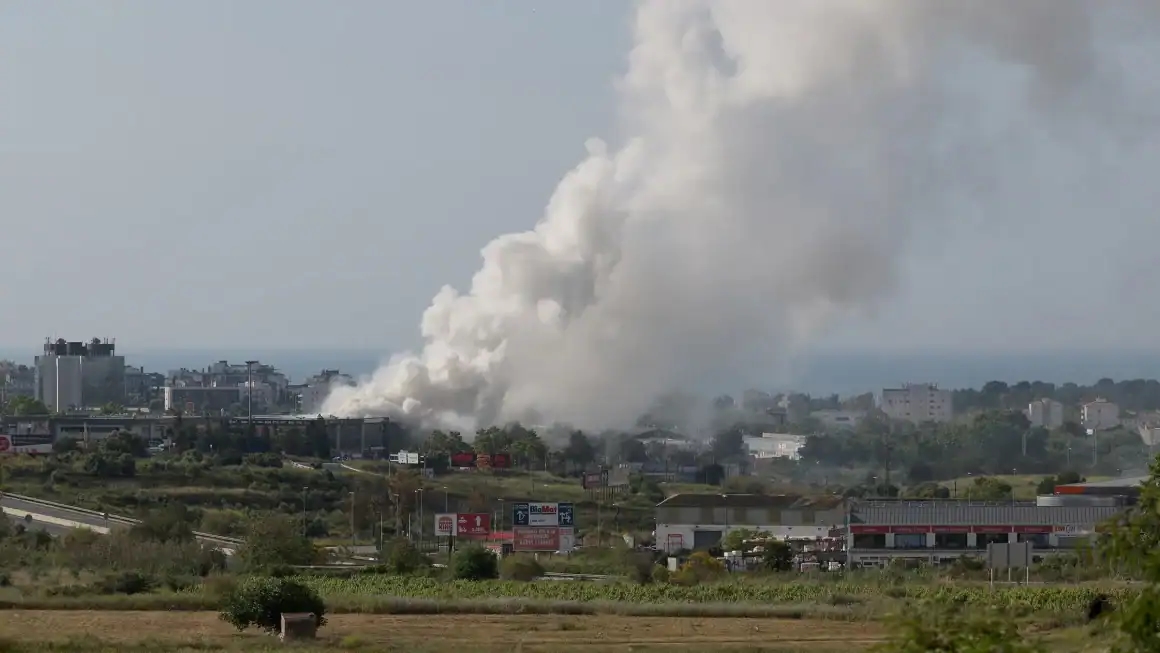 160,000 Spaniards Confined after Fire's Toxic Cloud