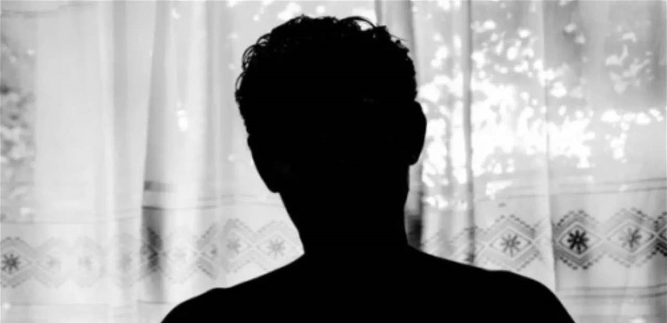 شوهد يُعانقها.. نجم شهير يدخل في علاقة جديدة مع صديقة حبيبته السابقة! (صور)