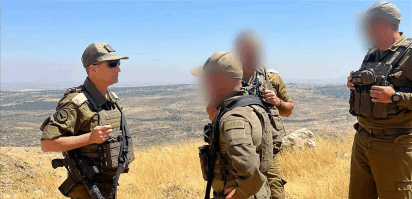اقتادهم إلى إسرائيل... الجيش الإسرائيلي يعتقل عددًا من الأشخاص داخل سوريا (فيديو)
