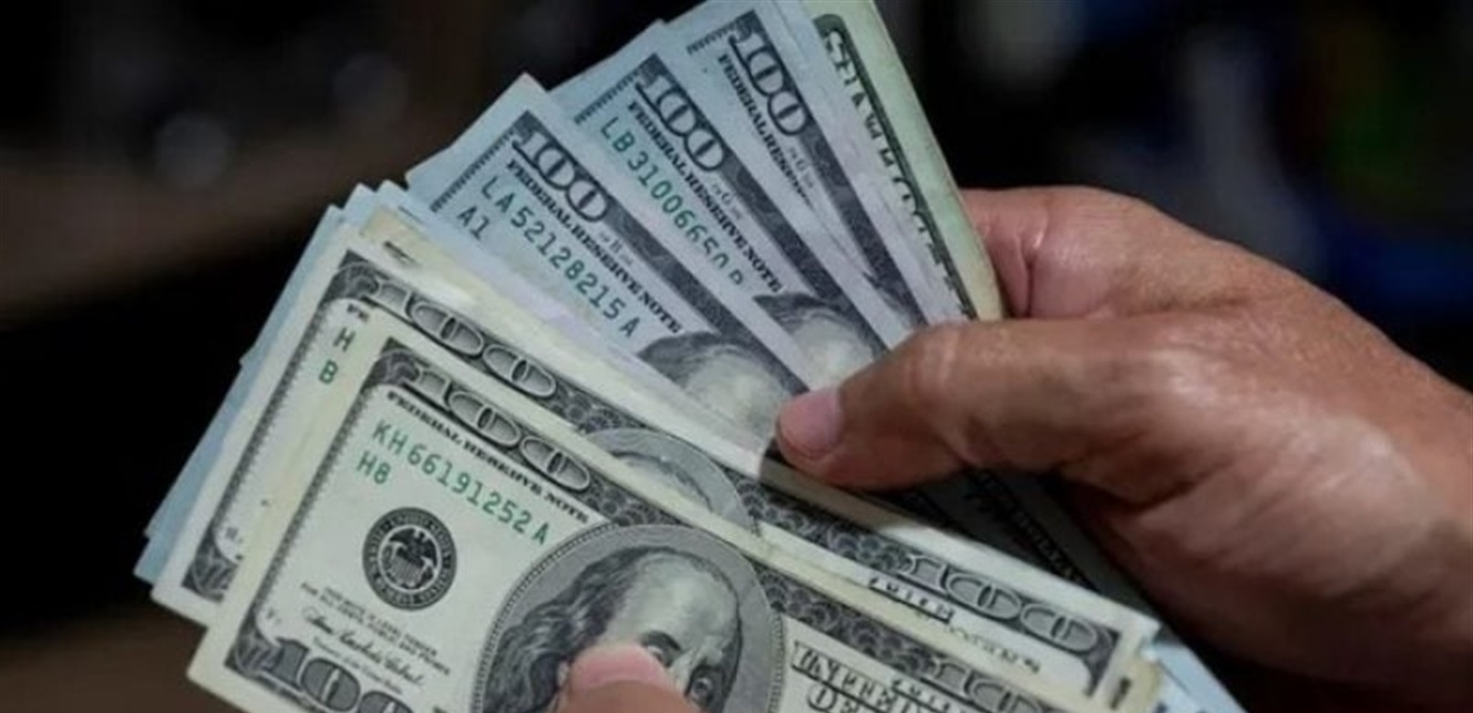 وسط توقعات بخفض وشيك للفائدة الأميركية.. الدولار يواصل التراجع