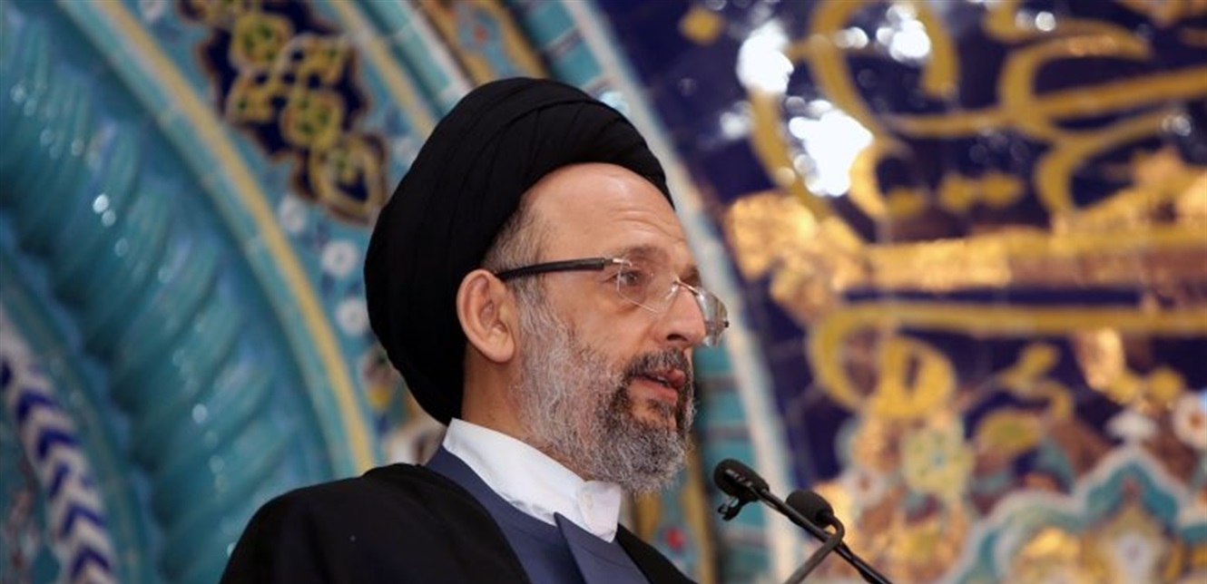 العلامة فضل الله يؤم المصلين على جثمان والدته
