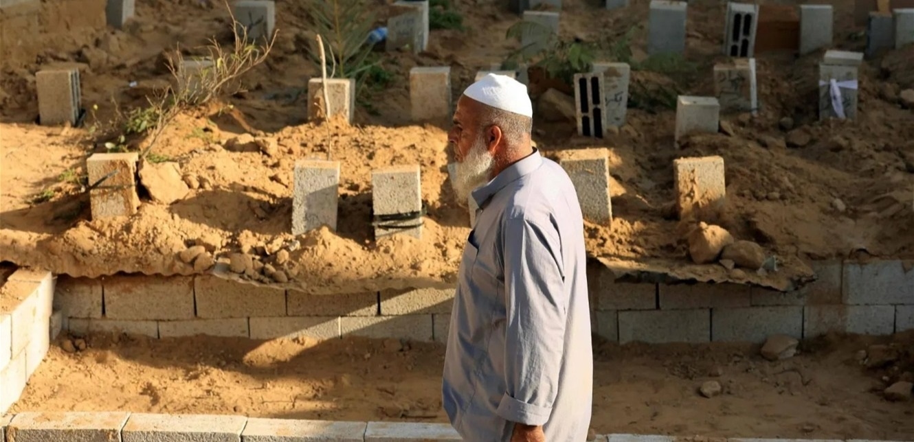 حتى الدفن بات مُكلفاً.. هذه قصة "أزمة القبور" في غزة!