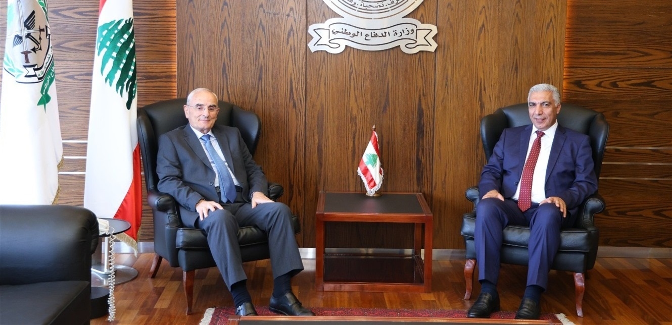 وزير الدفاع بحث والنائب عبود في الأوضاع