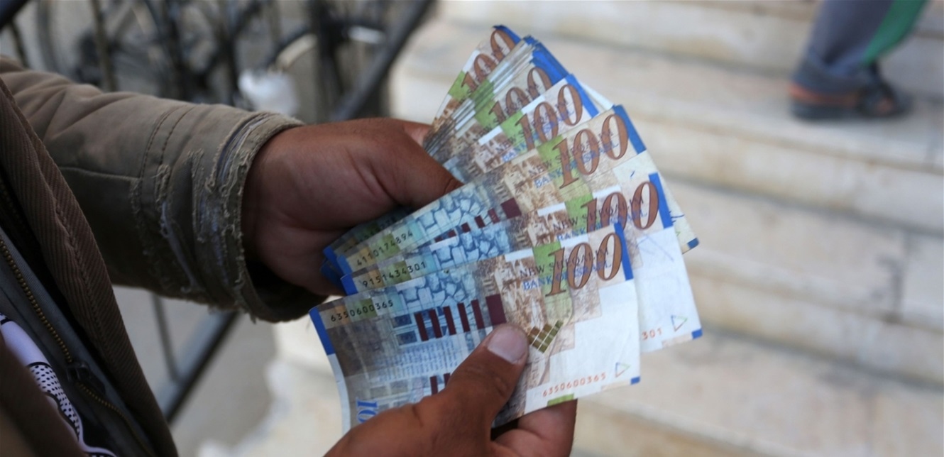 سماسرة يفرضون سطوتهم.. هكذا زاد "الكاش" معاناة سكان غزة!