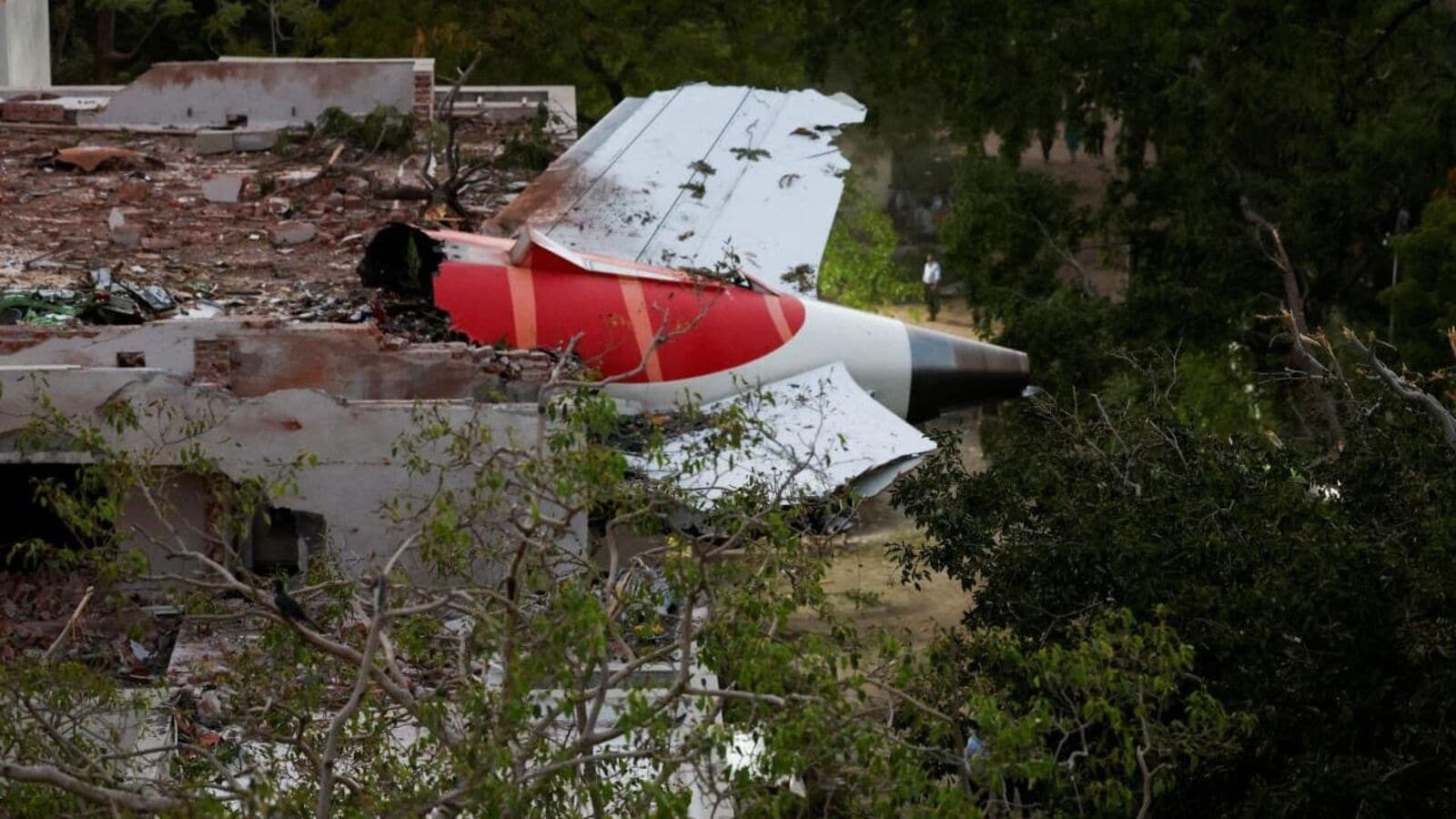 Air India probe puts early focus on pilots' actions and plane's fuel switches