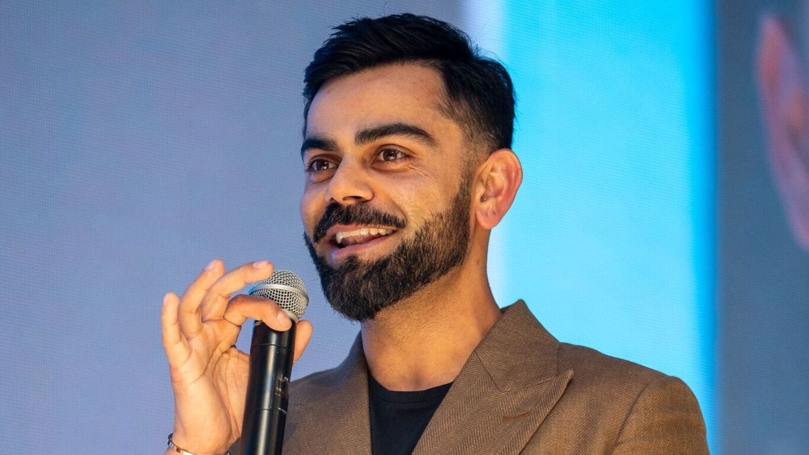 Kohli gets asked about Anushka Sharma & kids at Yuvraj Singh's charity event; Virat's reply melts hearts