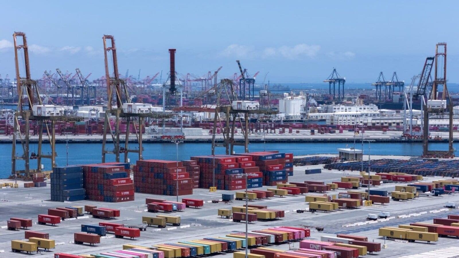 Global markets fall on latest tariff developments