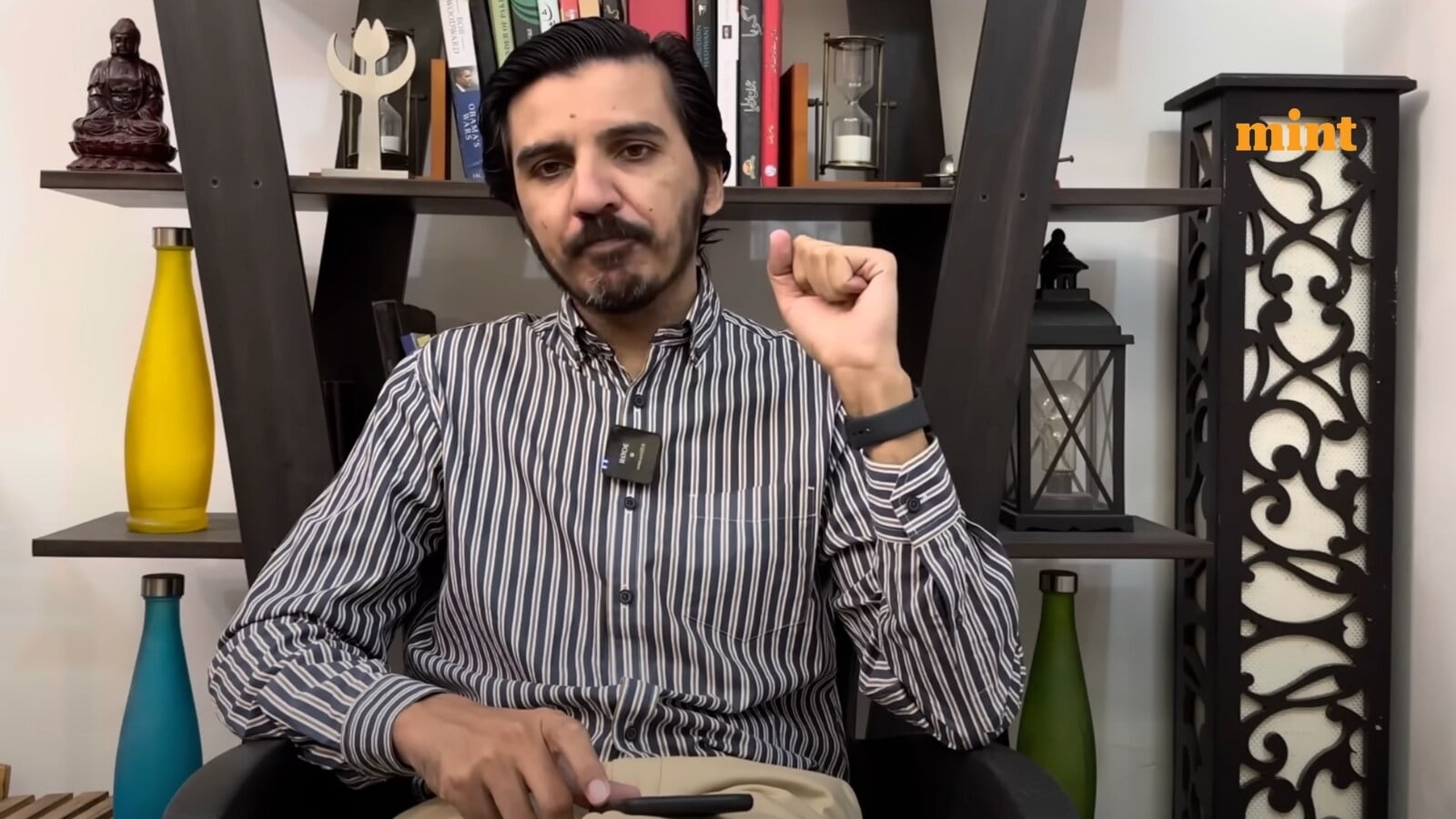 Pakistan punishes parrot sellers for selling birds to a journalist they don't like: No, this is not a joke
