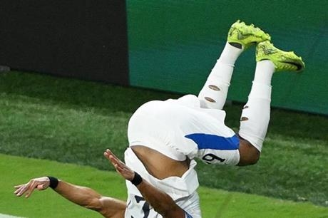 قبل مواجهة مانشستر سيتي.. نجم الهلال السعودي يثير مخاوف الجمهور