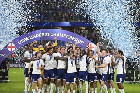 إنجلترا تهزم ألمانيا وتحافظ على لقب كأس أمم أوروبا للشباب