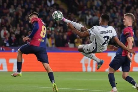 صفقة مفاجئة .. هل يقترب برشلونة من التعاقد مع نجم الدوري الإيطالي؟