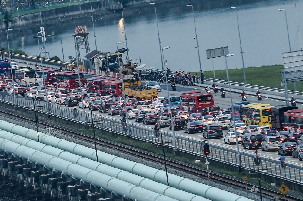 Gridlock at Woodlands: Three-hour wait for JB-bound travellers today, says Singapore's ICA