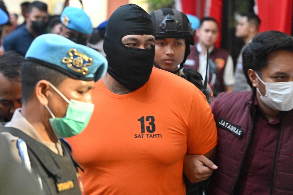 Three Australians face death penalty for Bali villa murder; two arrested after fleeing to Singapore