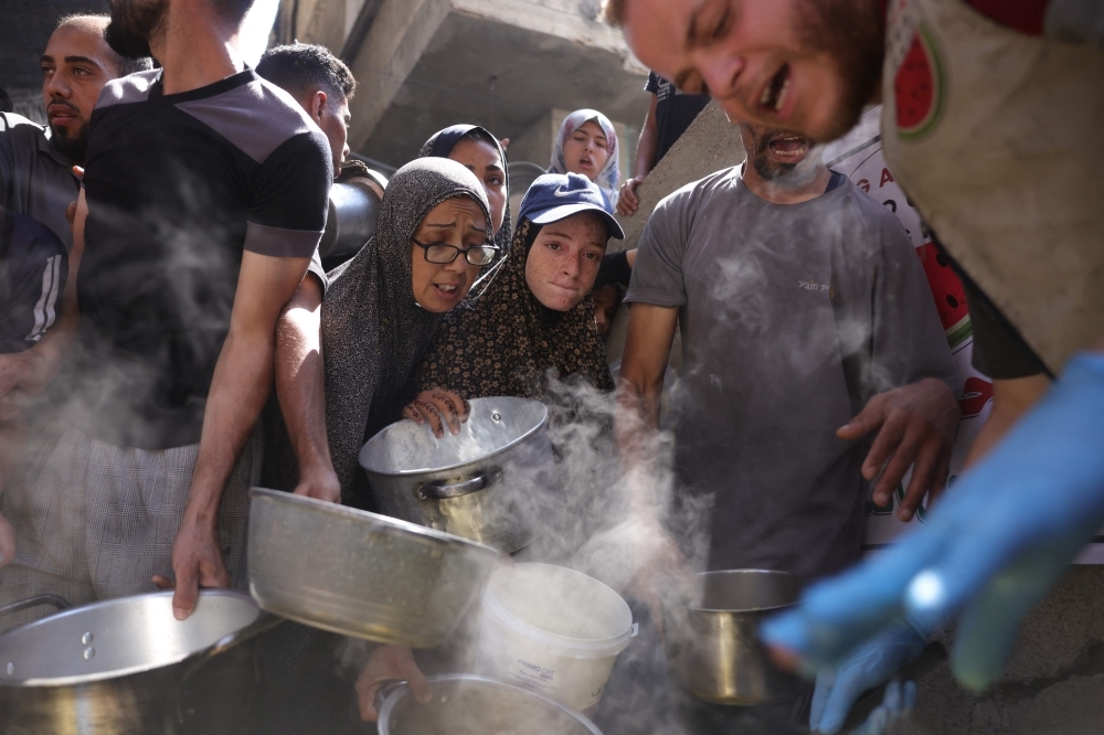 Trump eyes Gaza ceasefire ‘within a week' as over 500 already ‘slaughtered' while seeking food near Israeli centres