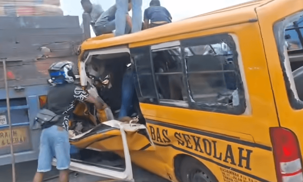 School van in NSE crash rear-ended trailer stalled by engine trouble, Johor cops confirm