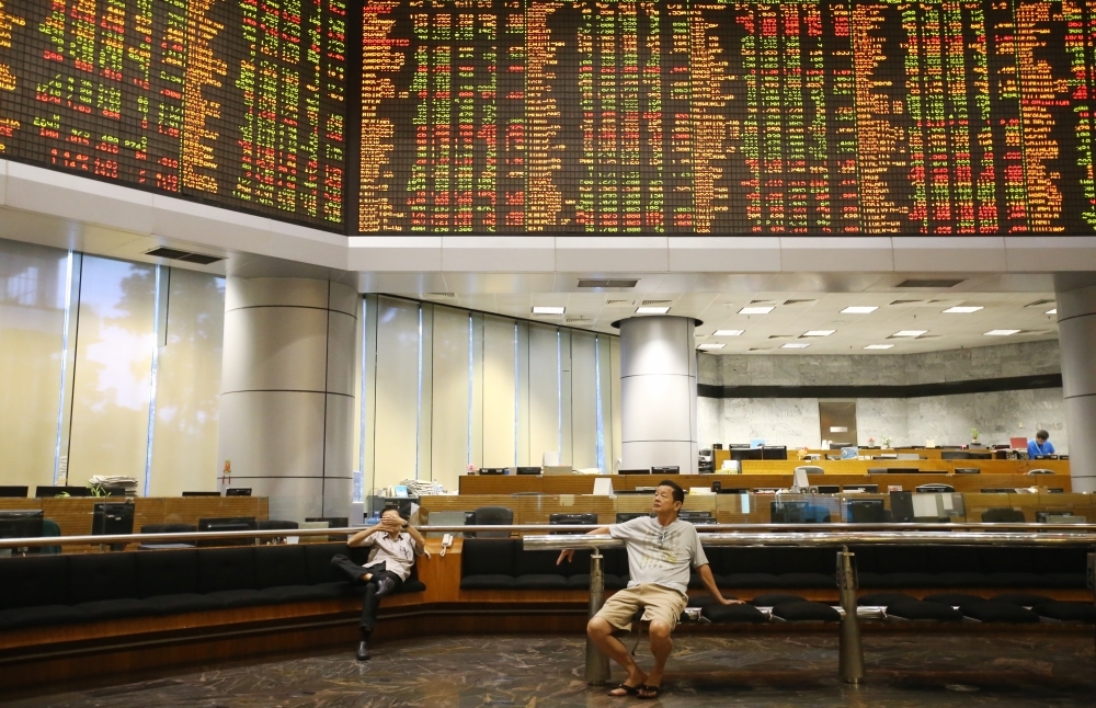 Tariff chatter spooks market, Bursa falls below 1,530 at midday
