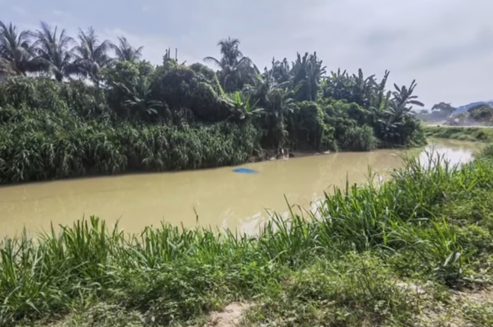 Cops hunt couple who abandoned car after it plunged into Langat river