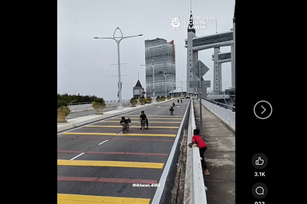 Terengganu cops hunting reckless teens after viral ‘basikal lajak' stunt on drawbridge